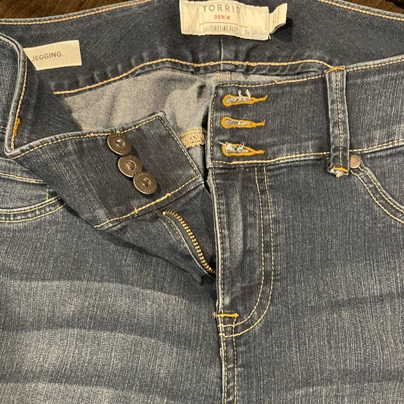 Torrid Denim Jegging - Picture 1 of 3